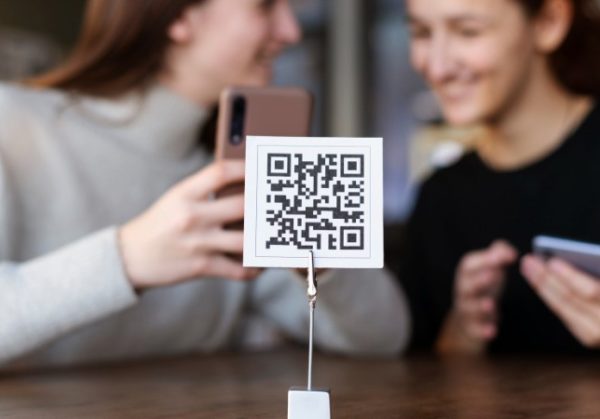 young-women-scanning-qr-code-cafeteria (1)